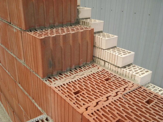 Кладка внешних стен из керамических блоков (Киевская область)